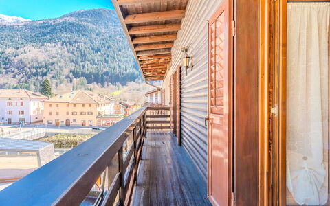 La Meridiana: Woongebied, Struik, Dak, Huis, Verblijf, Oprit, Landgoed, Siding, Landscaping, Werf