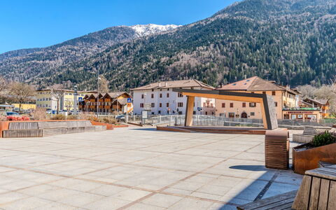 La Meridiana: Woongebied, Struik, Dak, Huis, Verblijf, Oprit, Landgoed, Siding, Landscaping, Werf