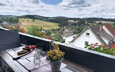 Blackforest Birdnest: Stoel, Balkon, Buitenmeubels, Kamerplant, Eco Hotel, Bloempot, Buitentafel