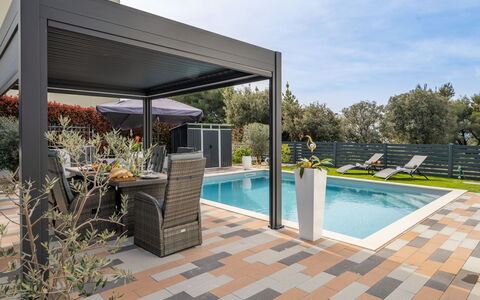 Giny: Buitenmeubels, Schaduw, Zwembad, Patio, Stoel, Outdoor Structuur, Pergola, Toevlucht, Eco Hotel, Tuin