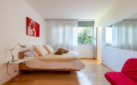 Stordita: Bed, Meubilair, Slaapkamer, Interieur Ontwerp, Verdieping, Bedding, Muur, Flooring, Laken, Textiel