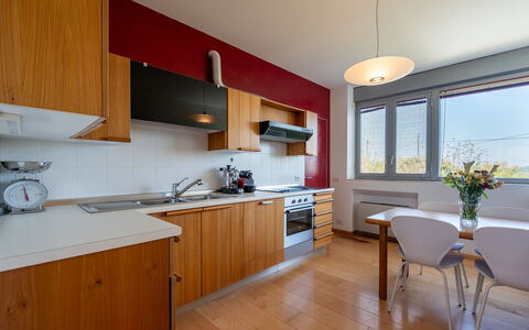 Stordita: Keuken, Interieur Ontwerp, Flooring, Countertop, Toestel Van De Keuken, Cabinetry, Hout, Plafond, Major Appliance, Verdieping