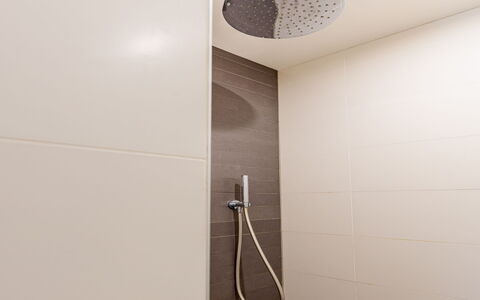 Residence Domburg: Loodgieterswerkinrichting, Flooring, Interieur Ontwerp, Douchekop, Badkamer, Plafond, Verdieping, Douche, Lichte Inrichting, Loodgieter