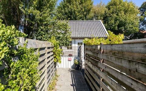 Residence Domburg: Struik, Tuin, Huis, Hek, Backyard, Siding, Schaduw, Home Schermen, Landscaping, Werf