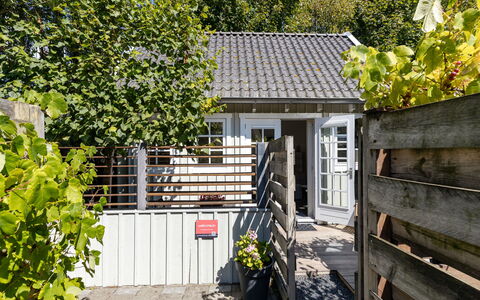 Residence Domburg: Huis, Struik, Huis, Deur, Bloempot, Verblijf, Schaduw, Tuin, Siding