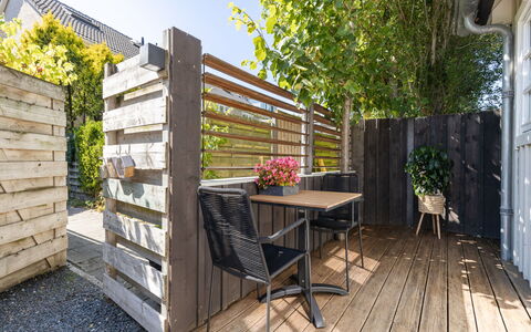 Residence Domburg: Hout, Meubilair, Buitenmeubels, Hardwood, Dek, Plank, Bloempot, Beits, Tuin, Backyard