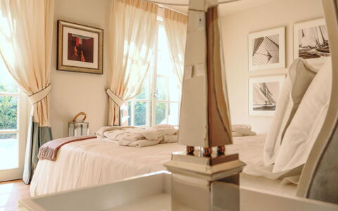 Fordaliso: Meubilair, Bed, Interieur Ontwerp, Slaapkamer, Verdieping, Hout, Kamer, Bedding, Huis, Plafond