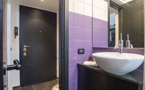 Chinatown Loft: Muur, Interieur Ontwerp, Flooring, Loodgieterswerkinrichting, Verdieping, Badkamer, Huis, Verlichting, Loodgieter, Deur