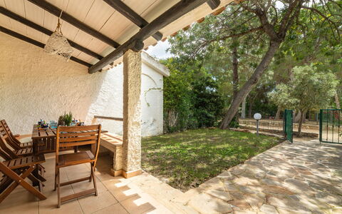 Casa ai Mandorli: Schaduw, Backyard, Veranda, Tuin, Flagstone, Landgoed, Buitenmeubels, Stoel, Outdoor Structuur, Werf