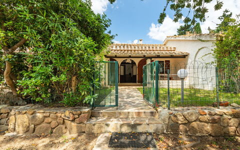 Casa ai Mandorli: Schaduw, Landgoed, Hacienda, Tuin, Landscaping, Backyard, Werf, Poort, Hek, Villa