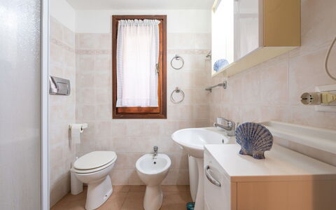 Casa ai Mandorli: Wc Bril, Loodgieterswerkinrichting, Toilet, Badkamer, Flooring, Wastafel In De Badkamer, Wastafel, Verdieping, Interieur Ontwerp, Kraan
