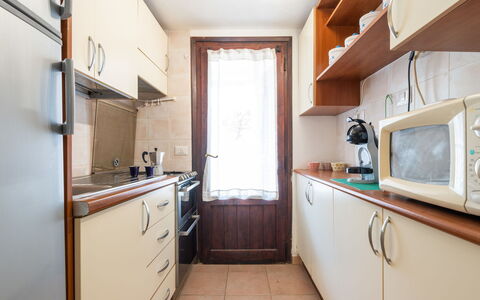 Casa ai Mandorli: Hout, Keuken, Major Appliance, Flooring, Countertop, Toestel Van De Keuken, Cabinetry, Interieur Ontwerp, Meubilair, Verdieping