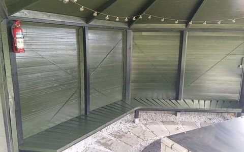 Calli: Huis, Huis, Deur, Dak, Verblijf, Landgoed, Tuin, Schaduw, Siding, Werf