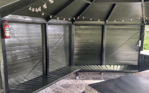 Calli: Huis, Huis, Deur, Dak, Verblijf, Landgoed, Tuin, Schaduw, Siding, Werf