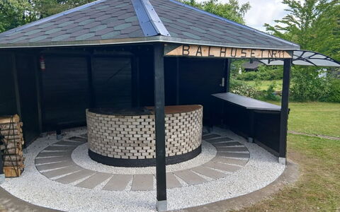 Calli: Huis, Huis, Deur, Dak, Verblijf, Landgoed, Tuin, Schaduw, Siding, Werf