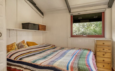 Nimrod - 800M from the Sea: Slaapkamer, Interieur Ontwerp, Hout, Bed, Meubilair, Laken, Plafond, Verdieping, Kamer, Flooring