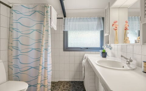 Nimrod - 800M from the Sea: Interieur Ontwerp, Flooring, Loodgieterswerkinrichting, Verdieping, Badkamer, Wastafel, Textiel, Plafond, Kraan, Badkamerkast