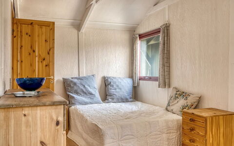 Nimrod - 800M from the Sea: Hout, Flooring, Verdieping, Interieur Ontwerp, Meubilair, Kamer, Slaapkamer, Beits, Bed, Plafond