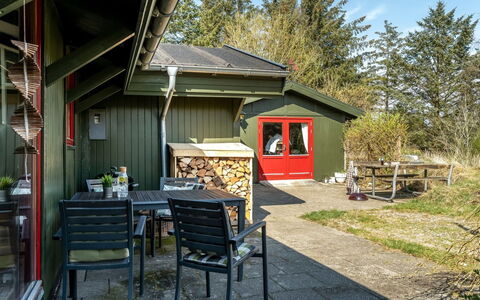 Nimrod - 800M from the Sea: Verblijf, Schaduw, Garden Gebouwen, Tuin, Werf, Backyard, Siding, Schuur, Blokhut, Outdoor Structuur