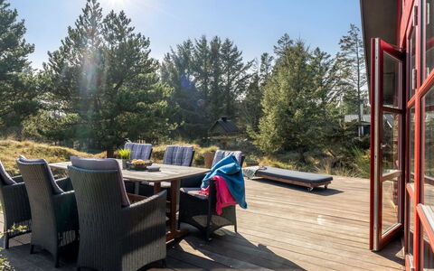 Nimrod - 800M from the Sea: Hout, Meubilair, Struik, Land Lot, Tuin, Buitenmeubels, Verblijf, Hardwood, Stoel, Landscaping