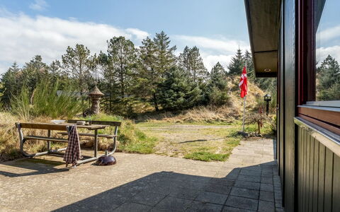 Nimrod - 800M from the Sea: Struik, Land Lot, Landscaping, Tuin, Lariks, Schaduw, Evergreen, Oprit