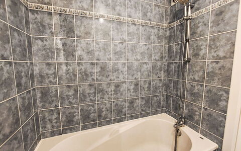 Les Demeures du Parc: Badkamer, Loodgieterswerkinrichting, Bad, Flooring, Verdieping, Loodgieter, Tegel, Samengesteld Materiaal, Douche, Kraan