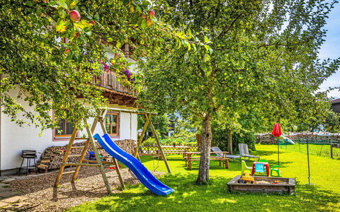 Saalfelden am Steinernen Meer 24: Gazon, Verblijf, Tuin, Werf, Backyard, Park, Landscaping, Boerderij, Speeltoestel, Eco Hotel