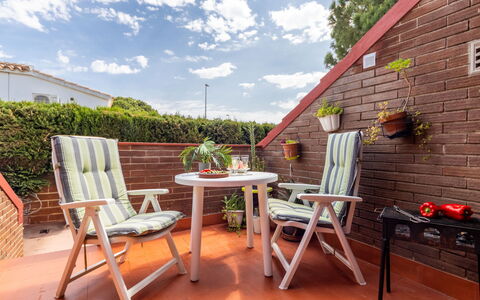 Mila: Buitenmeubels, Tuin, Buitentafel, Stoel, Schaduw, Landscaping, Backyard, Werf, Eco Hotel, Keuken En Eettafel