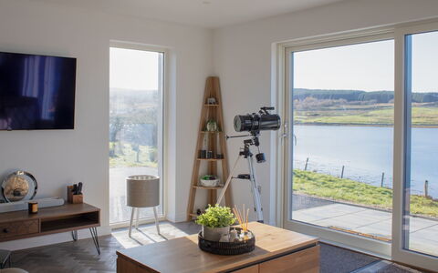 Daisy Cottage: Buitenmeubels, Tuin, Buitentafel, Stoel, Schaduw, Landscaping, Backyard, Werf, Eco Hotel, Keuken En Eettafel