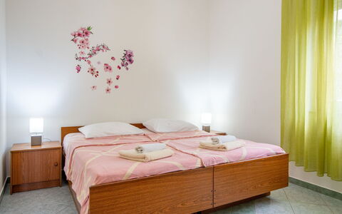 Mare Croatia: Buitenmeubels, Tuin, Buitentafel, Stoel, Schaduw, Landscaping, Backyard, Werf, Eco Hotel, Keuken En Eettafel
