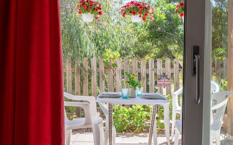 La Casetta di Franci: Buitenmeubels, Tuin, Buitentafel, Stoel, Schaduw, Landscaping, Backyard, Werf, Eco Hotel, Keuken En Eettafel