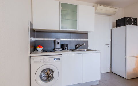 Les Boucaniers: Major Appliance, Flooring, Interieur Ontwerp, Toestel Van De Keuken, Verdieping, Keuken, Countertop, Cabinetry, Kamer, Huishoudapparatuur