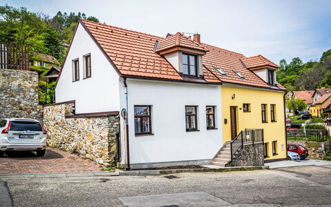 Cesky Krumlov 102: Gebouw, Muur, Venster, Huis, Huis, Dak, Architectuur, Woongebied, Facade, Verblijf