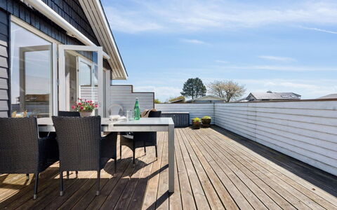 Hira - 200M from the Sea: Dak, Huis, Huis, Verblijf, Deur, Siding, Dek, Veranda, Plank, Hardwood