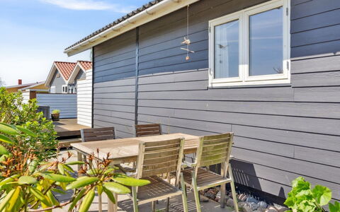 Hira - 200M from the Sea: Dak, Huis, Huis, Verblijf, Deur, Siding, Dek, Veranda, Plank, Hardwood
