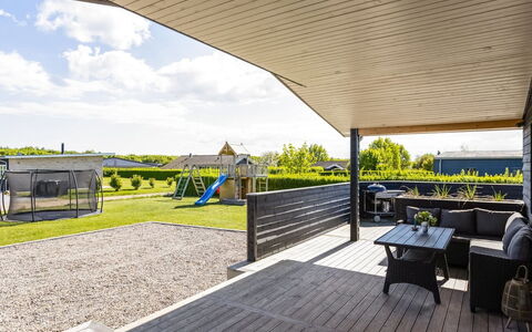 Helmtrud - 700M from the Sea: Dak, Huis, Huis, Verblijf, Deur, Siding, Dek, Veranda, Plank, Hardwood
