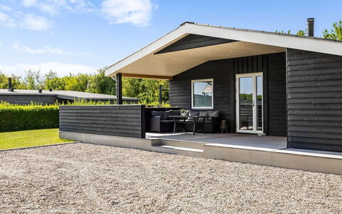 Helmtrud - 700M from the Sea: Dak, Huis, Huis, Verblijf, Deur, Siding, Dek, Veranda, Plank, Hardwood