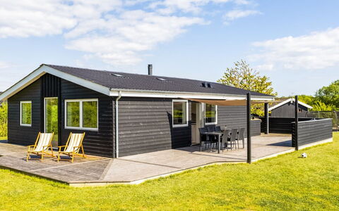 Helmtrud - 700M from the Sea: Dak, Huis, Huis, Verblijf, Deur, Siding, Dek, Veranda, Plank, Hardwood