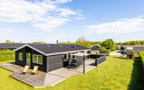 Helmtrud - 700M from the Sea: Dak, Huis, Huis, Verblijf, Deur, Siding, Dek, Veranda, Plank, Hardwood