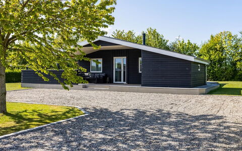 Helmtrud - 700M from the Sea: Dak, Huis, Huis, Verblijf, Deur, Siding, Dek, Veranda, Plank, Hardwood