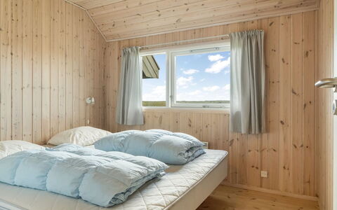 Tilje - 80M from the Sea: Slaapkamer, Hout, Bed, Interieur Ontwerp, Plafond, Verdieping, Laken, Bedding, Flooring, Bed Frame