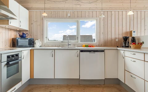 Tilje - 80M from the Sea: Hout, Keuken, Flooring, Countertop, Toestel Van De Keuken, Interieur Ontwerp, Huis, Plafond, Major Appliance, Beits