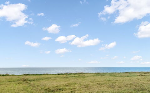 Tilje - 80M from the Sea: Lucht, Wolk, Blauw, Horizon, Dag, Gras, Natuurlijke Omgeving, Cumulus, Grasland, Ecoregio