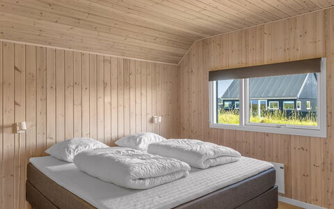 Tilje - 80M from the Sea: Hout, Slaapkamer, Plafond, Flooring, Interieur Ontwerp, Verdieping, Bed, Bedding, Laken, Bed Frame