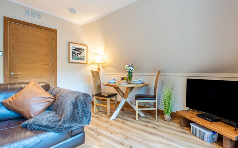 Oystercatcher: Meubilair, Interieur Ontwerp, Flooring, Hout, Verdieping, Houten Vloer, Plafond, Woonkamer, Bankstel, Verlichting