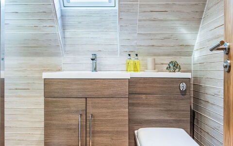 Oystercatcher: Flooring, Loodgieterswerkinrichting, Hout, Verdieping, Interieur Ontwerp, Badkamer, Loodgieter, Wastafel, Kraan, Houten Vloer