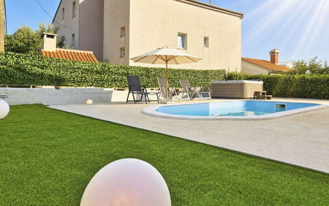 Helen: Gras, Tuin, Gazon, Landscaping, Kunstgras, Werf, Backyard, Schaduw, Binnenplaats, Villa