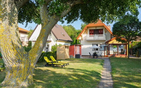 Sundown Beach: Huis, Woongebied, Huis, Dak, Verblijf, Schaduw, Gazon, Tuin, Werf, Landscaping