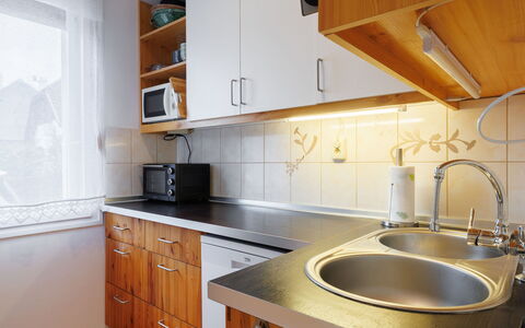 Sundown Beach: Keuken, Countertop, Toestel Van De Keuken, Cabinetry, Major Appliance, Gootsteen, Hout, Interieur Ontwerp, Flooring, Loodgieterswerkinrichting