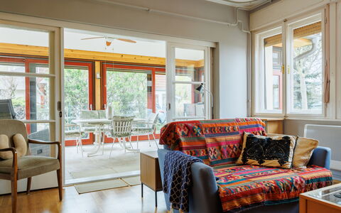 Sundown Beach: Meubilair, Interieur Ontwerp, Flooring, Verdieping, Hout, Plafond, Bankstel, Kamer, Stoel, Woonkamer